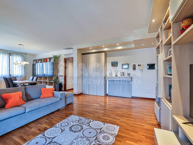 Trilocale in Vendita a Bernareggio, 292'000€, 111 m²