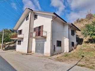 Casa Indipendente in Vendita a San Sossio Baronia, 80'000&euro;, 200 m²