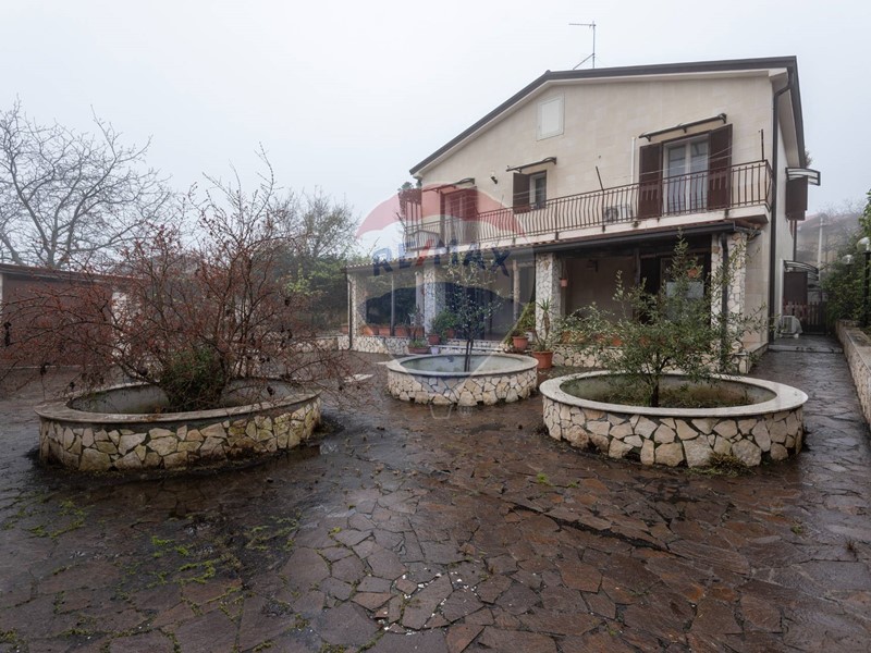 Villa in Vendita a Pedara, 210'000€, 210 m²