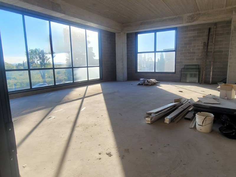 Immobile commerciale in Vendita a Pontedera, 283'200€, 236 m²