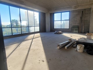 Immobile commerciale in Vendita a Pontedera, 283'200€, 236 m²