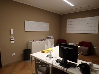 Ufficio in Affitto a Cagliari, 2'800€, 200 m²