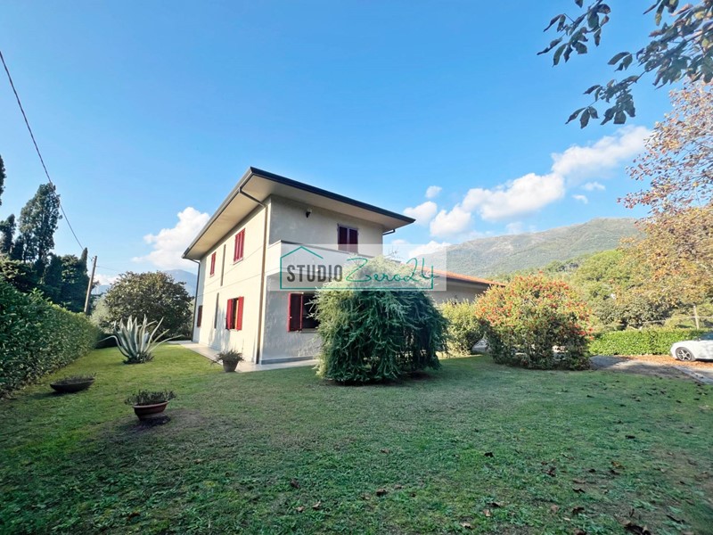 Villa in Vendita a Camaiore, 749'000&euro;, 220 m²