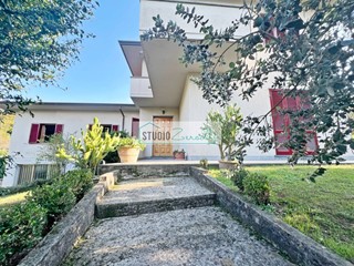 Villa in Vendita a Camaiore, 749'000&euro;, 220 m²
