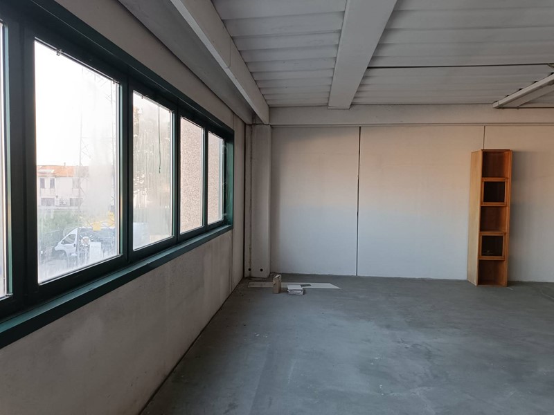Ufficio in Affitto a Cascina, 600€, 130 m²