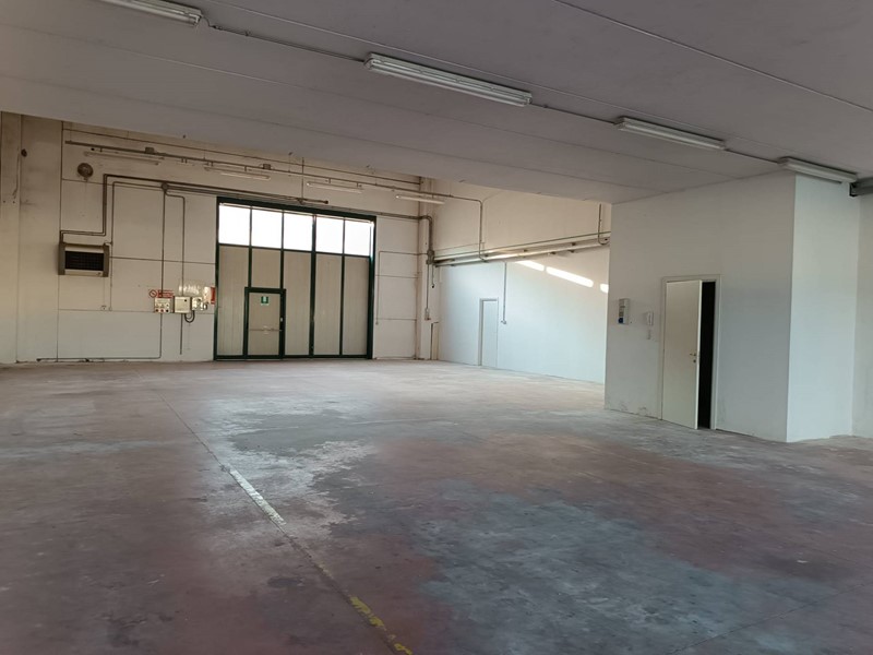 Laboratorio in Affitto a Cascina, 1'900€, 320 m²