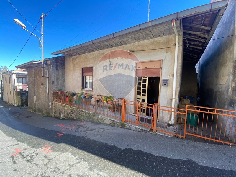 Casa Indipendente in Vendita a Castiglione di Sicilia, 55'000€, 106 m²