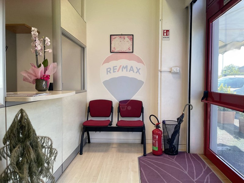 Negozio in Affitto a Jesi, 970€, 178 m²