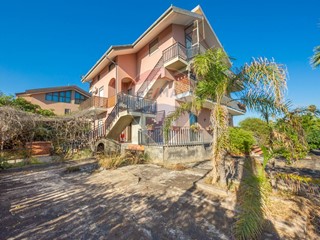 Casa Indipendente in Vendita a Mascalucia, 320'000€, 409 m²