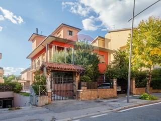 Casa Semi Indipendente in Vendita a Montecatini Terme, 439'000€, 300 m², con Box