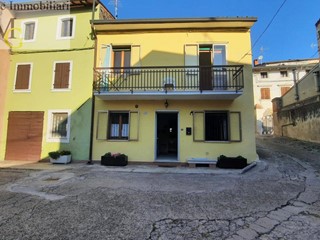 Rustico in Vendita a Monteforte d'Alpone, 220'000€, 298 m²