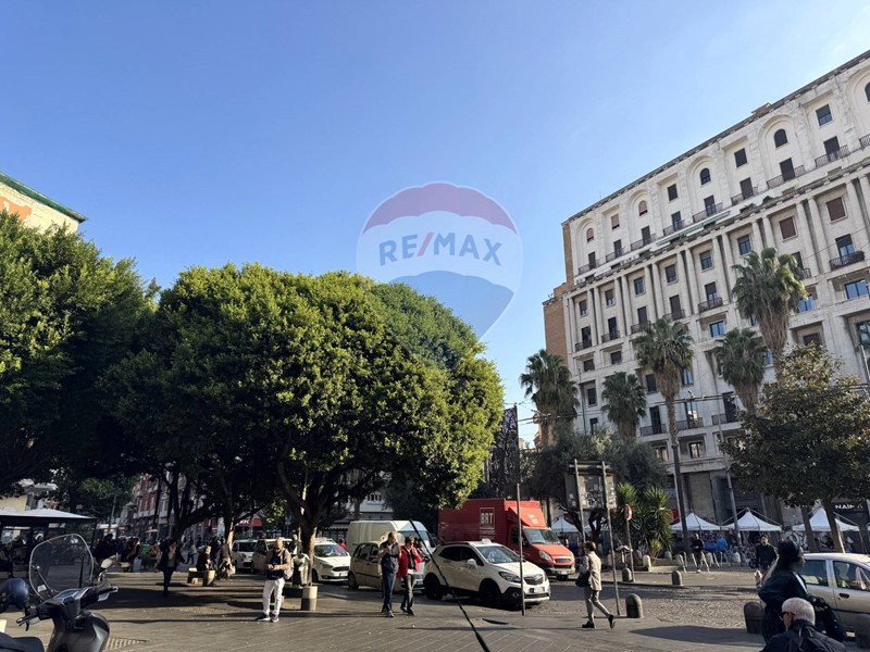 Immobile commerciale in Affitto a Napoli, 2'000€, 80 m²
