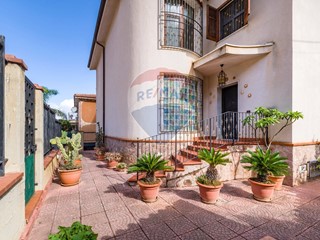 Villa in Vendita a Palermo, 380'000€, 435 m²