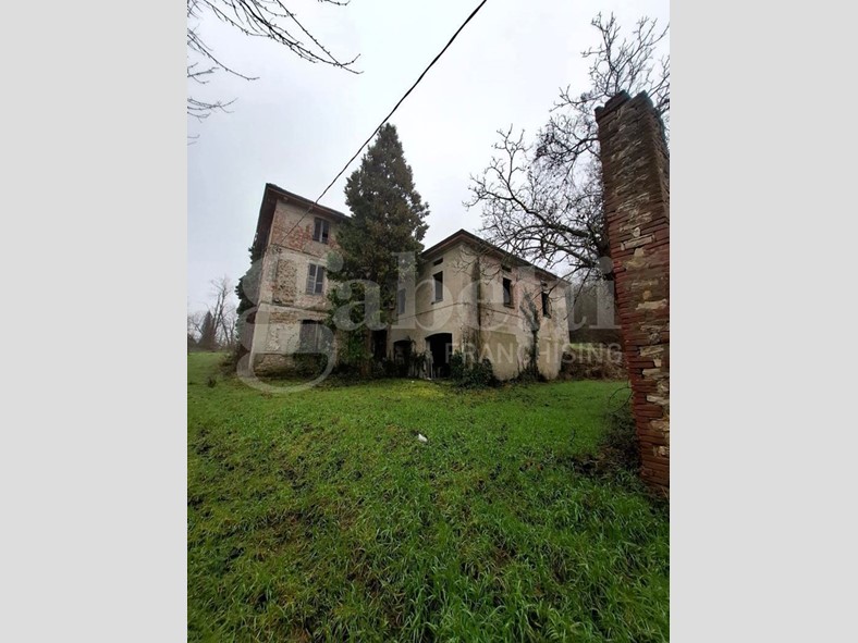Casale in Vendita a Agazzano, 390'000€, 800 m²