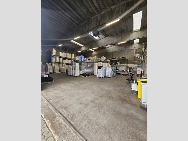 Capannone in Affitto a Cornaredo, 2'600€, 450 m²