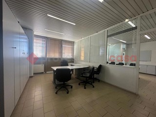 Ufficio in Affitto a Arezzo, 1'500€, 147 m²
