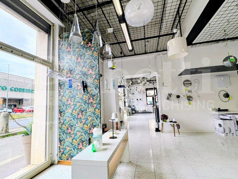 Negozio in Affitto a Colleferro, 3'000€, 250 m²