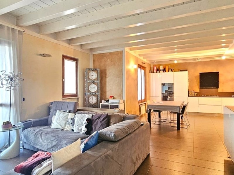 Trilocale in Vendita a Montirone, 215'000€, 127 m², con Box