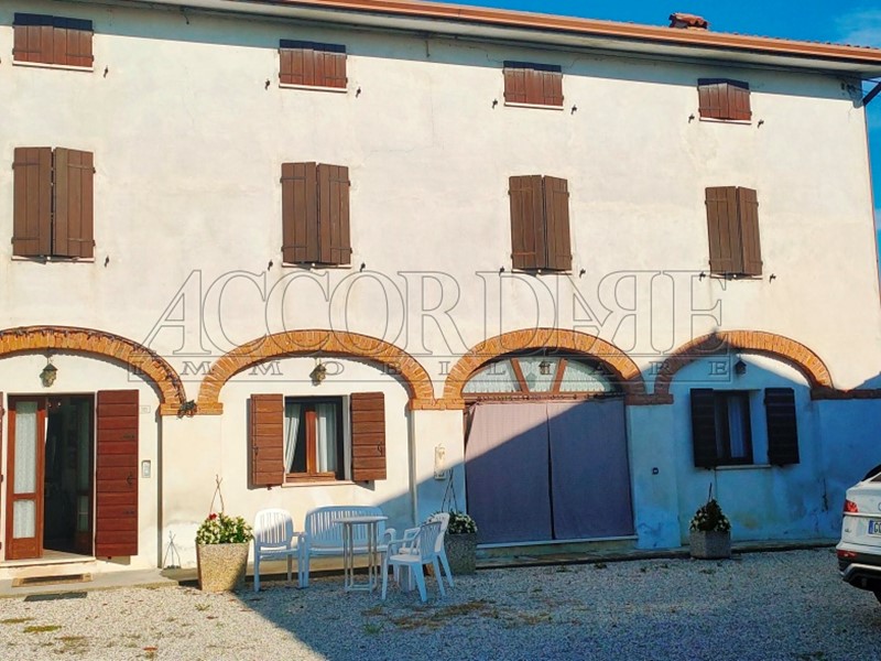Casa Indipendente in Vendita a Longare, 430'000€, 385 m², con Box