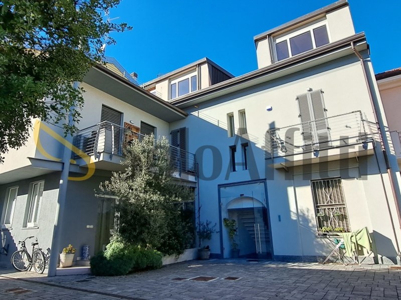 Trilocale in Affitto a Ceriano Laghetto, 1'200€, 130 m², con Box