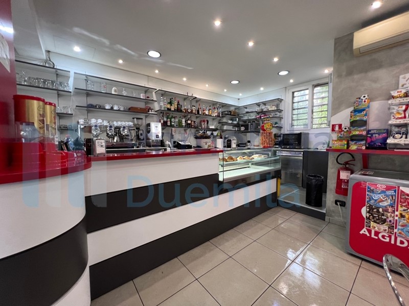 Attività commerciale in Vendita a Bologna, zona San Donato, 42'000€, 47 m², arredato