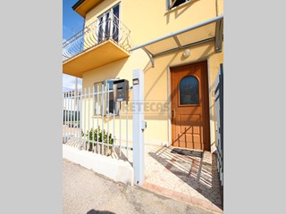 Casa Semi Indipendente in Vendita a Vicenza, 190'000€, 175 m², con Box