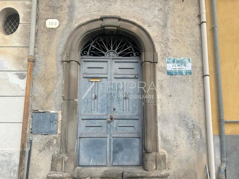 Casa Indipendente in Vendita a Adrano, 29'000&euro;, 260 m²