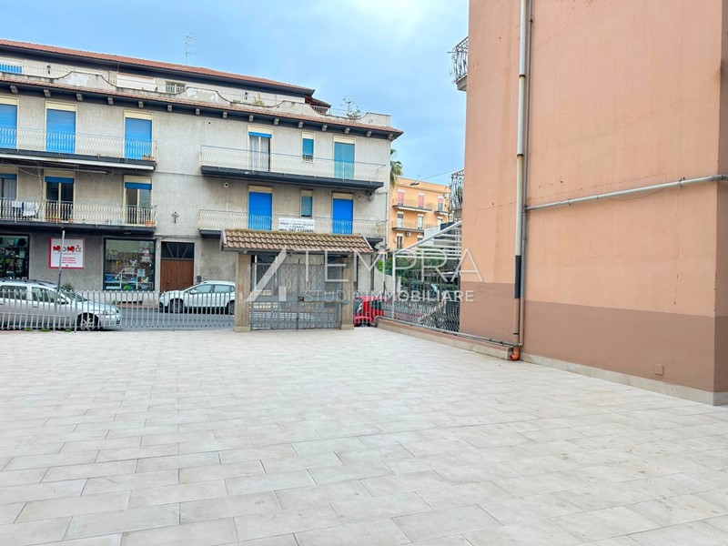 Appartamento in Vendita a Adrano, 75'000&euro;, 160 m²