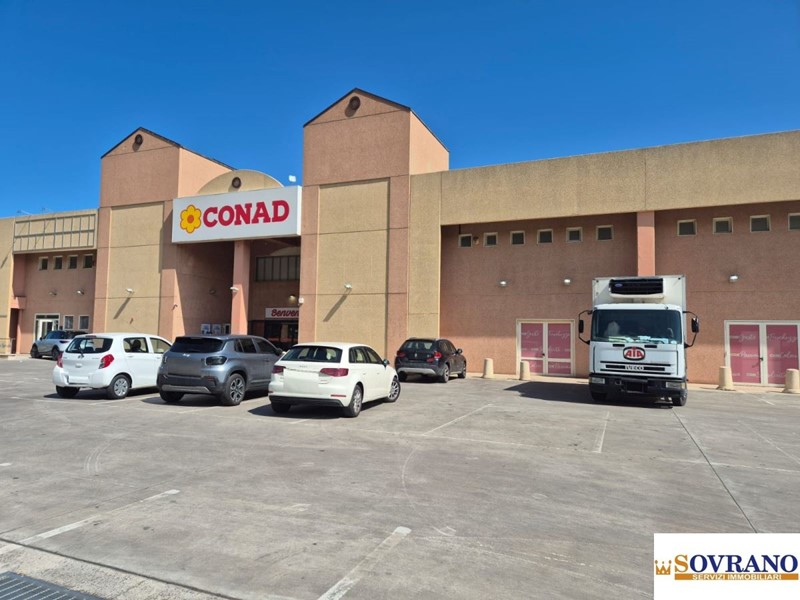 Negozio in Affitto a Carini, 8'000€, 1100 m²
