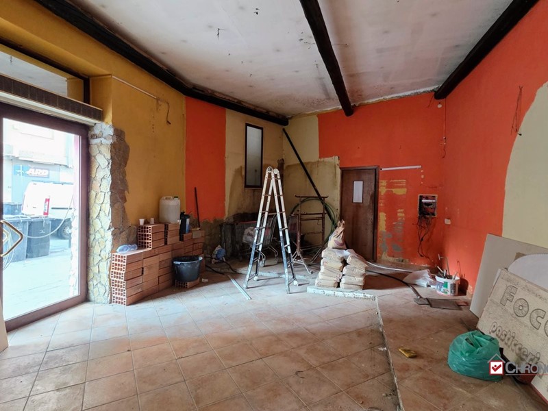 Negozio in Affitto a Messina, 850€, 90 m²
