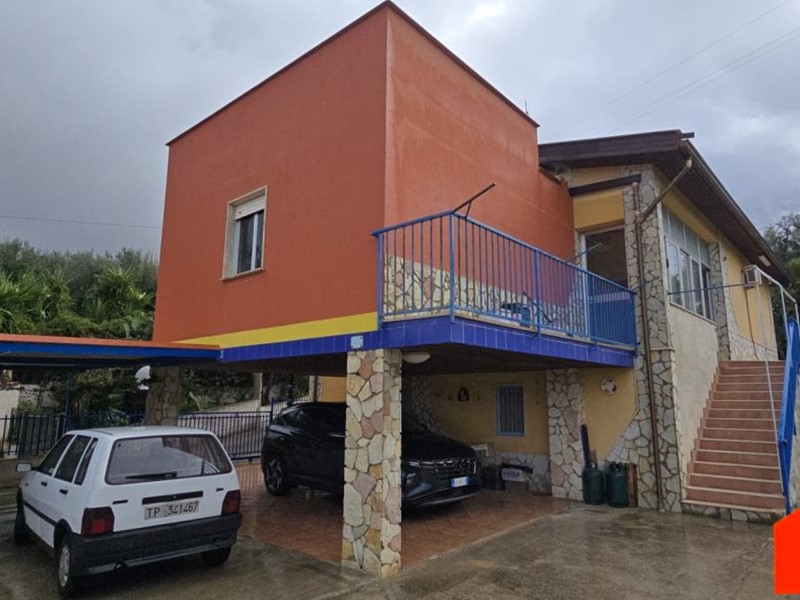Villa in Vendita a Alcamo, 160'000€, 180 m²
