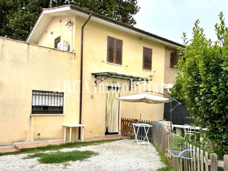 Villa bifamiliare in Vendita a Pietrasanta, 345'000€, 90 m²