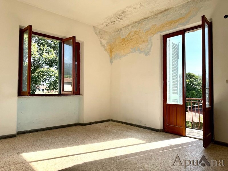 Villa bifamiliare in Vendita a Massa, 380'000&euro;, 220 m²
