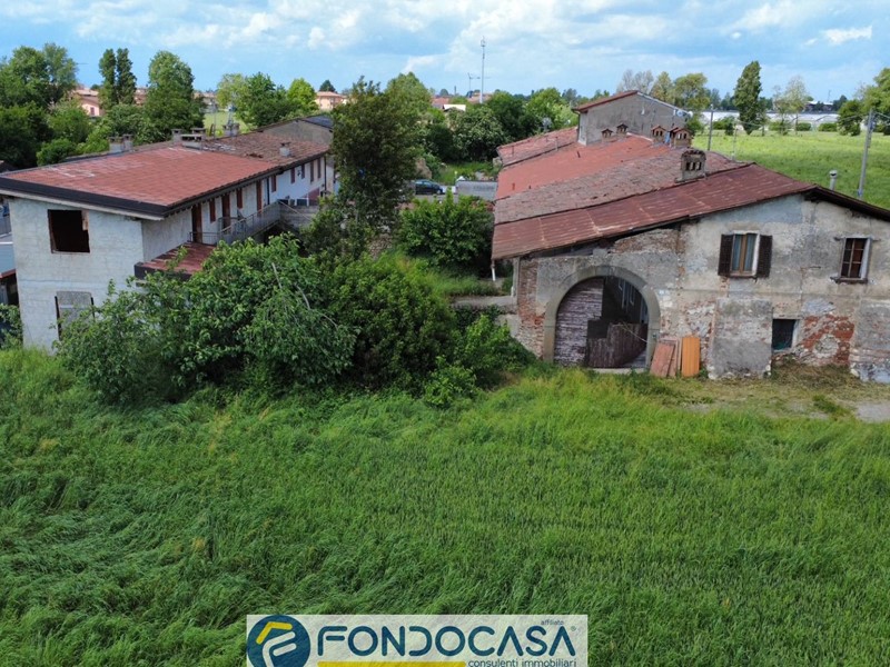 Rustico in Vendita a Rovato, 99'900€, 214 m²