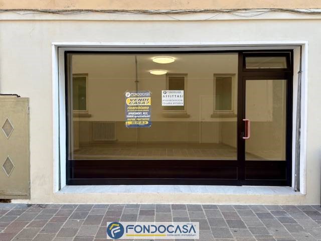 Immobile commerciale in Affitto a Coccaglio, 650€, 74 m²