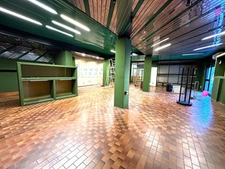 Immobile commerciale in Affitto a Albenga, 165 m²
