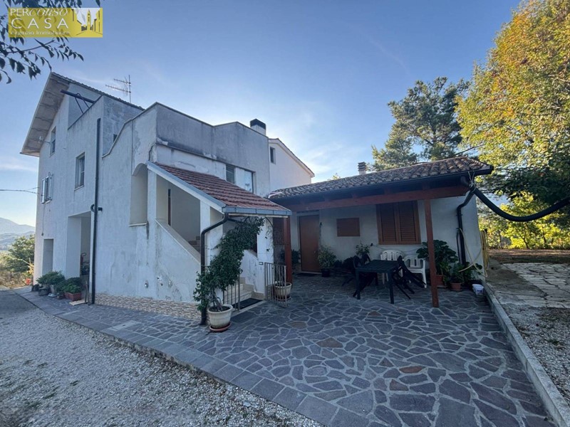 Casa Semi Indipendente in Vendita a Teramo, 189'000€, 247 m², con Box