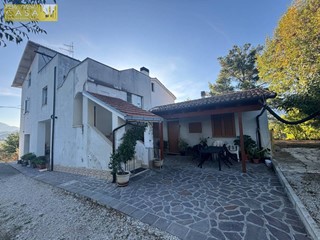 Casa Semi Indipendente in Vendita a Teramo, 189'000€, 247 m², con Box