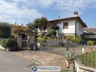 Villa in Vendita a Rovato, 285 m²