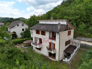 Villa in Vendita a Montefortino, 250'000€, 280 m²