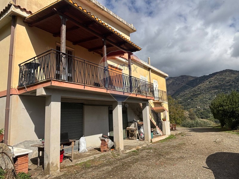 Casa Semi Indipendente in Vendita a Fiumedinisi, 299'000€, 400 m²