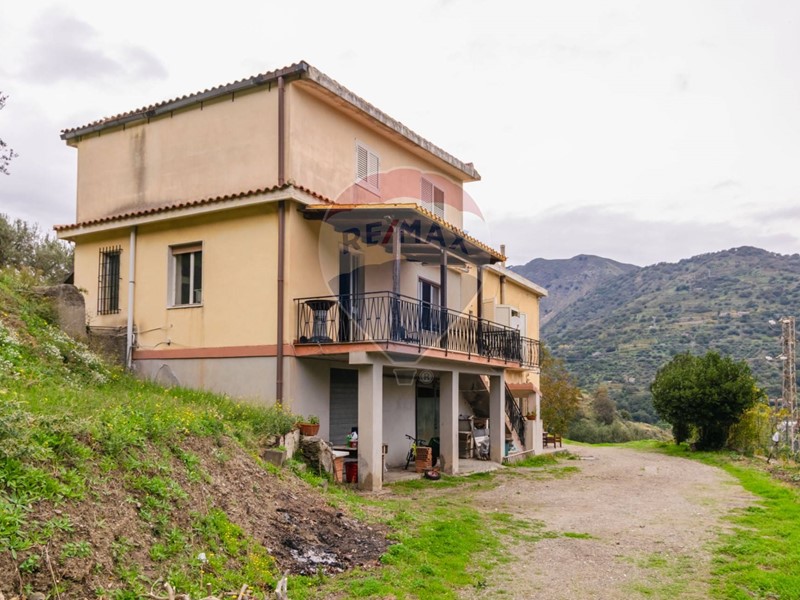 Casa Semi Indipendente in Vendita a Fiumedinisi, 270'000&euro;, 400 m²