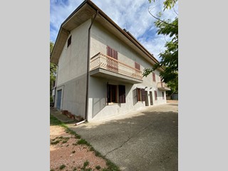 Casa Semi Indipendente in Vendita a Montegiorgio, 145'000€, 250 m²