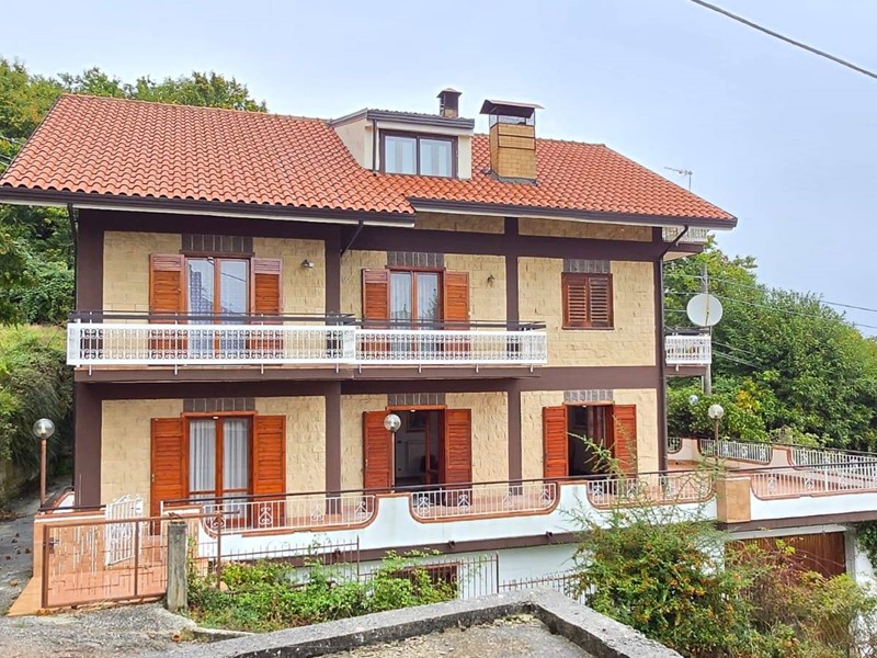 Villa in Vendita a Ospedaletto d'Alpinolo, 250'000&euro;, 560 m²