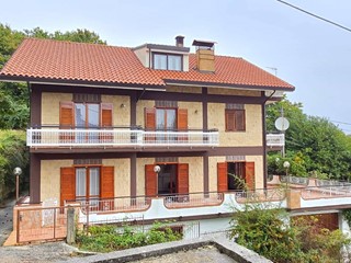Villa in Vendita a Ospedaletto d'Alpinolo, 250'000&euro;, 560 m²