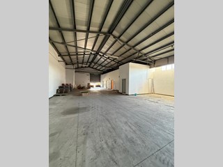 Attività commerciale in Affitto a Sant'Anastasia, 1300 m²