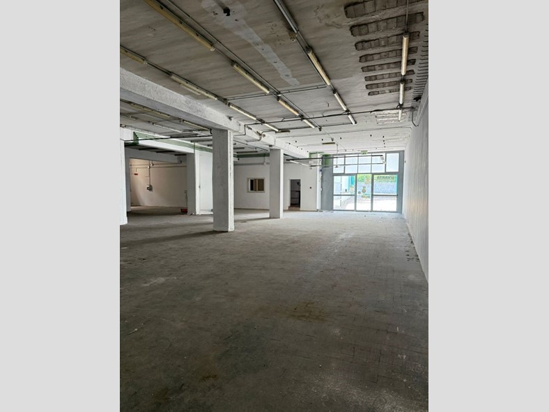 Attività commerciale in Affitto a Sant'Anastasia, 363 m²
