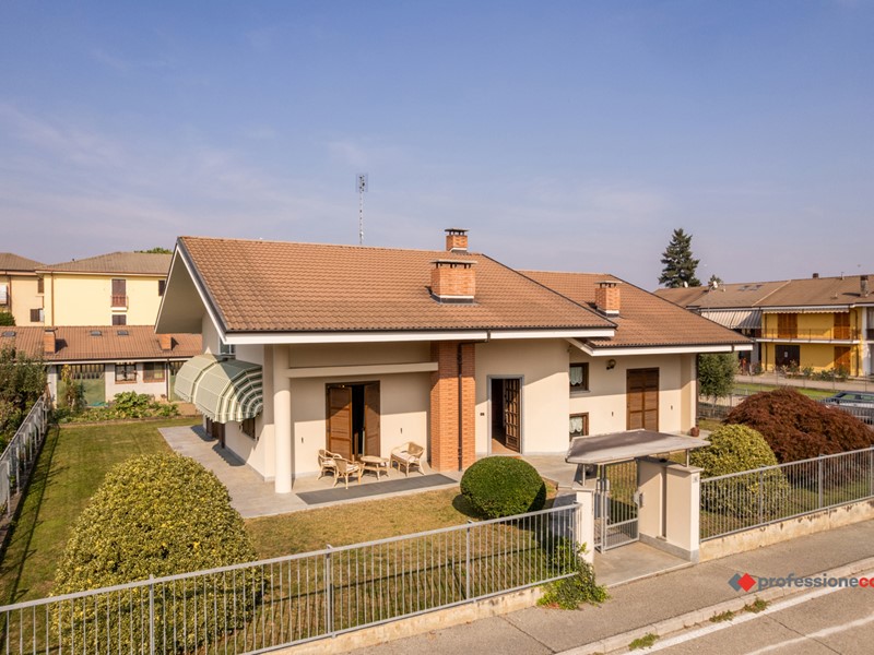Villa in Vendita a Campiglione Fenile, 450'000€, 367 m²