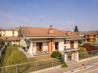 Villa in Vendita a Campiglione Fenile, 450'000€, 367 m²