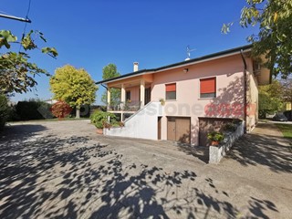 Villa in Vendita a Sanguinetto, 269'000€, 240 m²